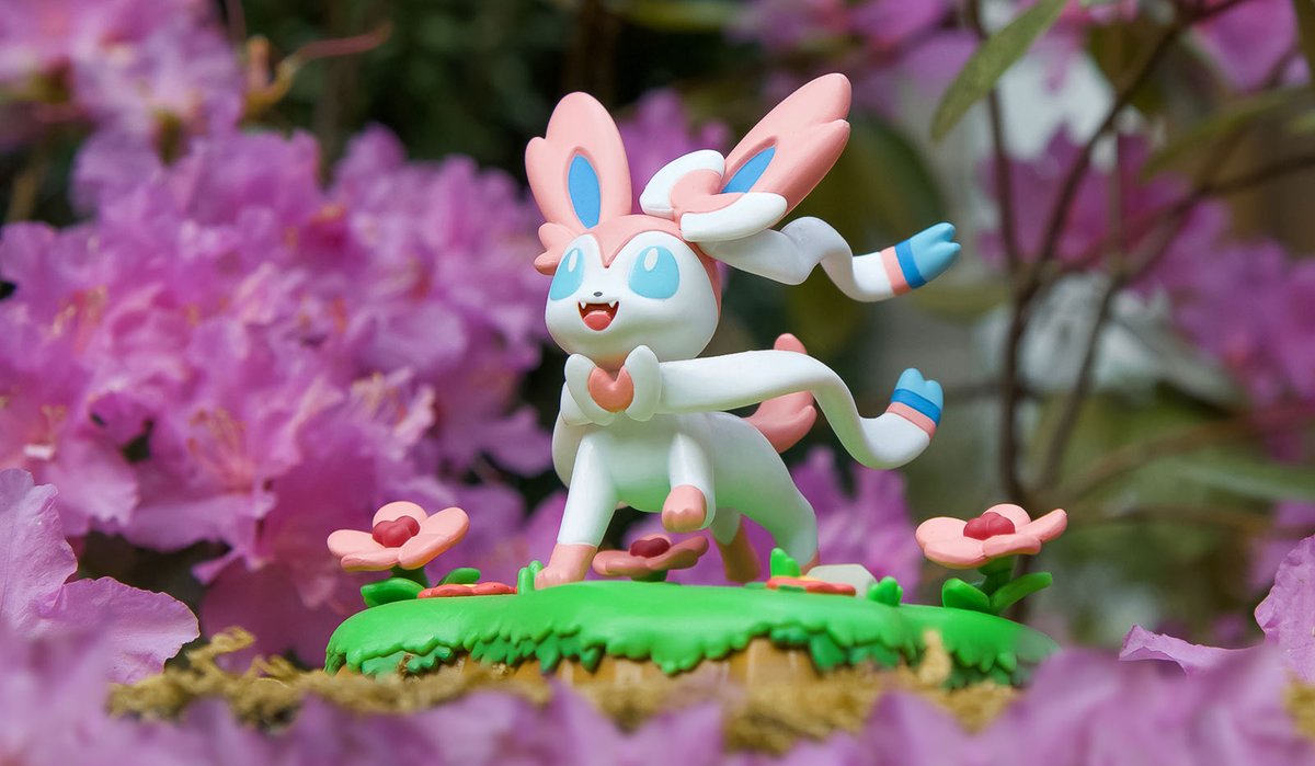 Las figuras de Sylveon y Lucario en el Pokémon Center